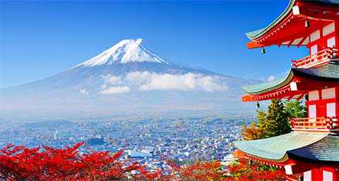 Photographie du mont fuji depuis un temple d'un village éloigné
