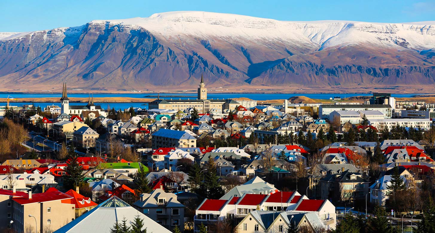 Photographie de la montagne au loin vue du dessus de Reykjavik