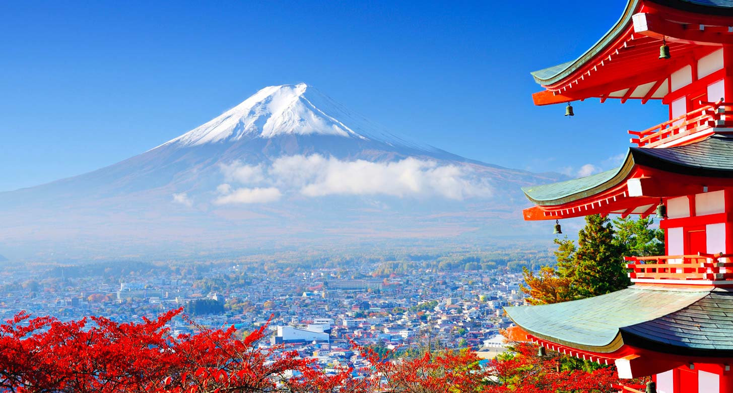 Photographie du mont fuji depuis un temple d'un village éloigné