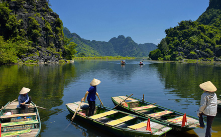 Photographie d'une riviére avec des navigateur sur des barques au vietnam