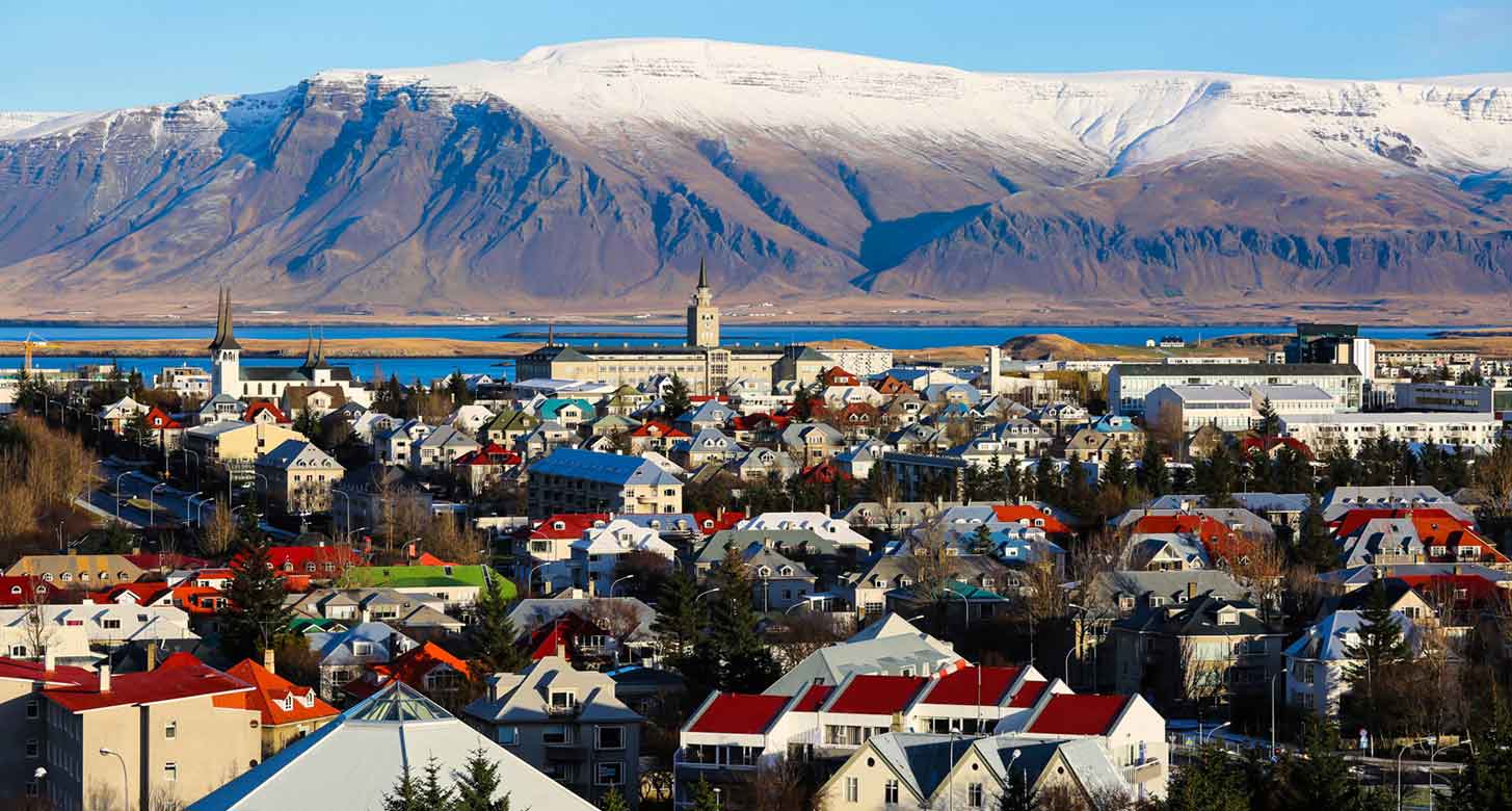 Photographie de la montagne au loin vue du dessus de Reykjavik