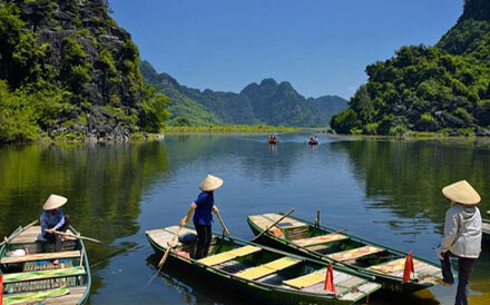 Photographie d'une riviére avec des navigateur sur des barques au vietnam