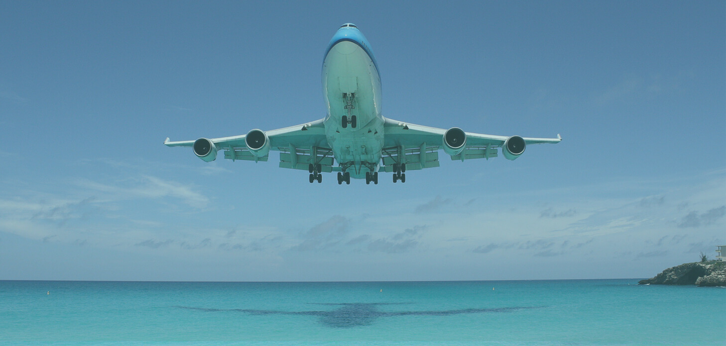 avion survolant la mer de type turquoise